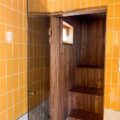 Saunan ja suihkun kattoon sekä saunan seiniin on asennettu lämpökäsitellyt Nova 15x90 sormipaneelit. Lauteina lämpökäsitellyt Terra 26x140 laudelaudat. Kuva: IG @elluyellow
