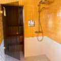 Saunan ja suihkun kattoon sekä saunan seiniin on asennettu lämpökäsitellyt Nova 15x90 sormipaneelit. Lauteina lämpökäsitellyt Terra 26x140 laudelaudat. Kuva: IG @elluyellow